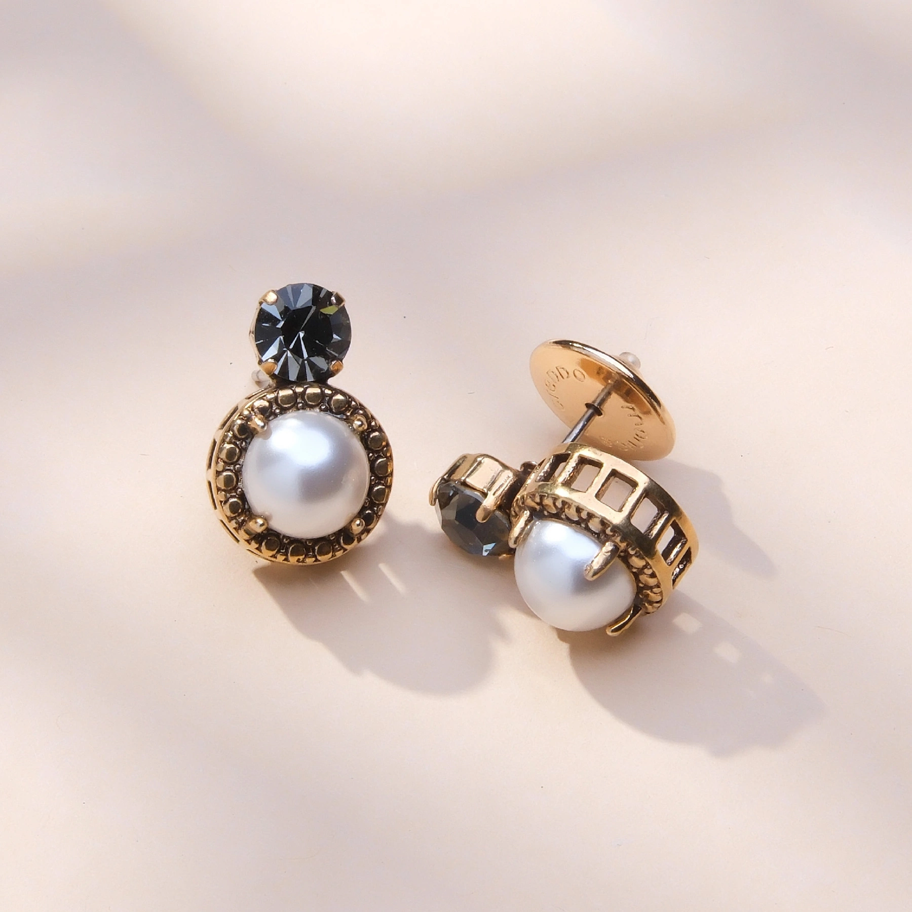 Złocone kolczyki z perłą i kryształem black diamond. JACKIE