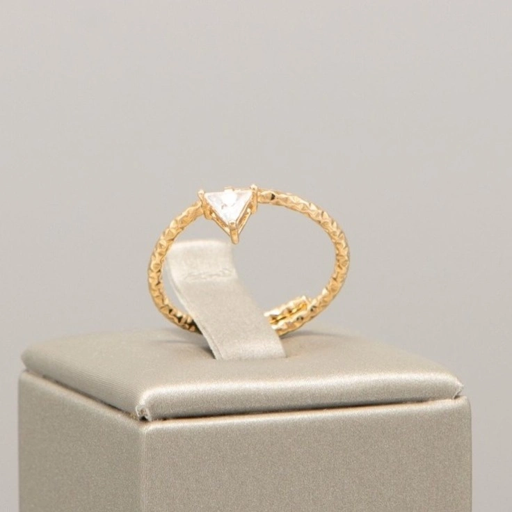 Pozłacany otwarty pierścionek z trójkątnym kryształem. TREBBIANO