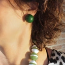 Krótki naszyjnik z zielono-białymi kulami z żywicy. KROK SALSY