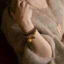 Drobne pozłacane kolczyki o nieregularnej formie. AWANGARDA