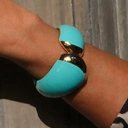 Złocona bransoletka pokryta białą i turkusową emalią. ADRIANA