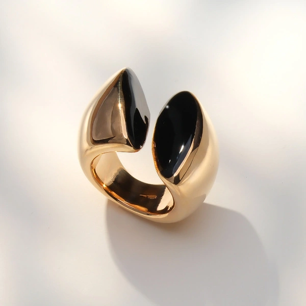 Złocony pierścionek z półkulami z czarnymi środkamii. DOBRE SERCE