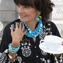 Wiiszące kolczyki z motywem liści i kwiatów z kamieni. SPOKÓJ