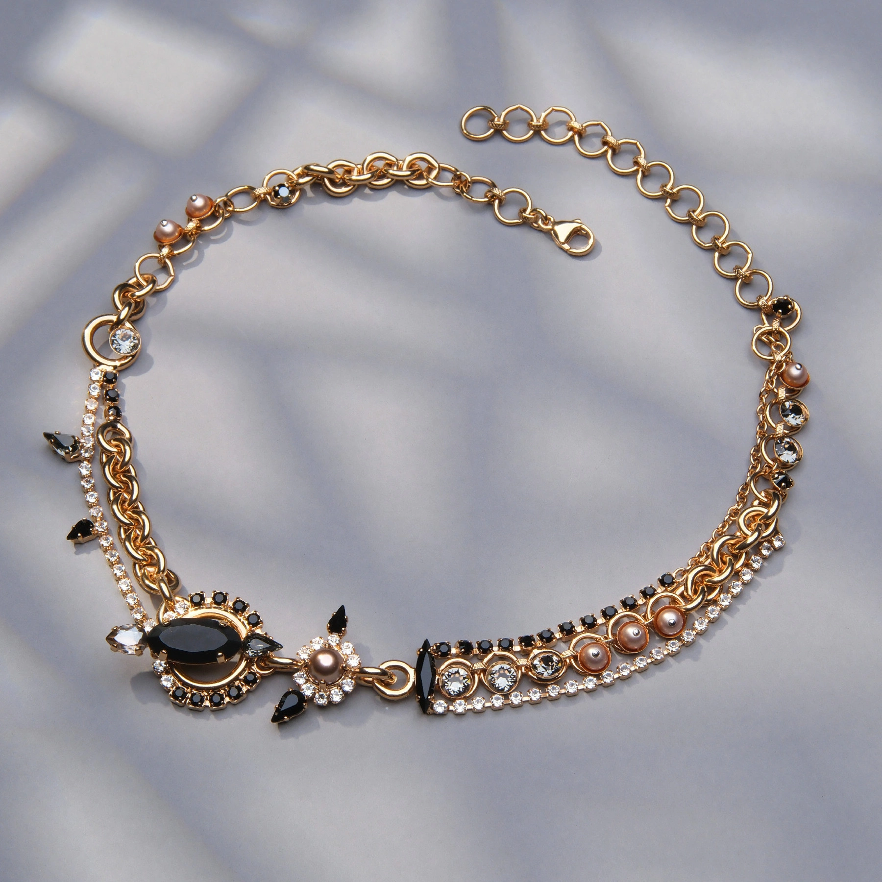 Złocony naszyjnik na łańcuchach z kryształkami i perłami. RZUCAM UROK