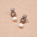 LEOPARDOS CON UNA PERLA. Pendientes colgantes