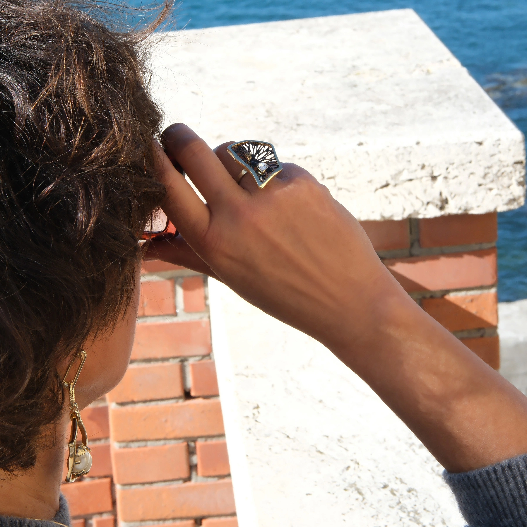 Regulowany pierścionek z ażurowym czarnym dekorem. PRZELOTNY ROMANS