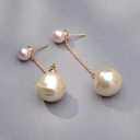 Pozłacane kolczyki z dwiema szklanymi perłami. MIŁOSNE GESTY