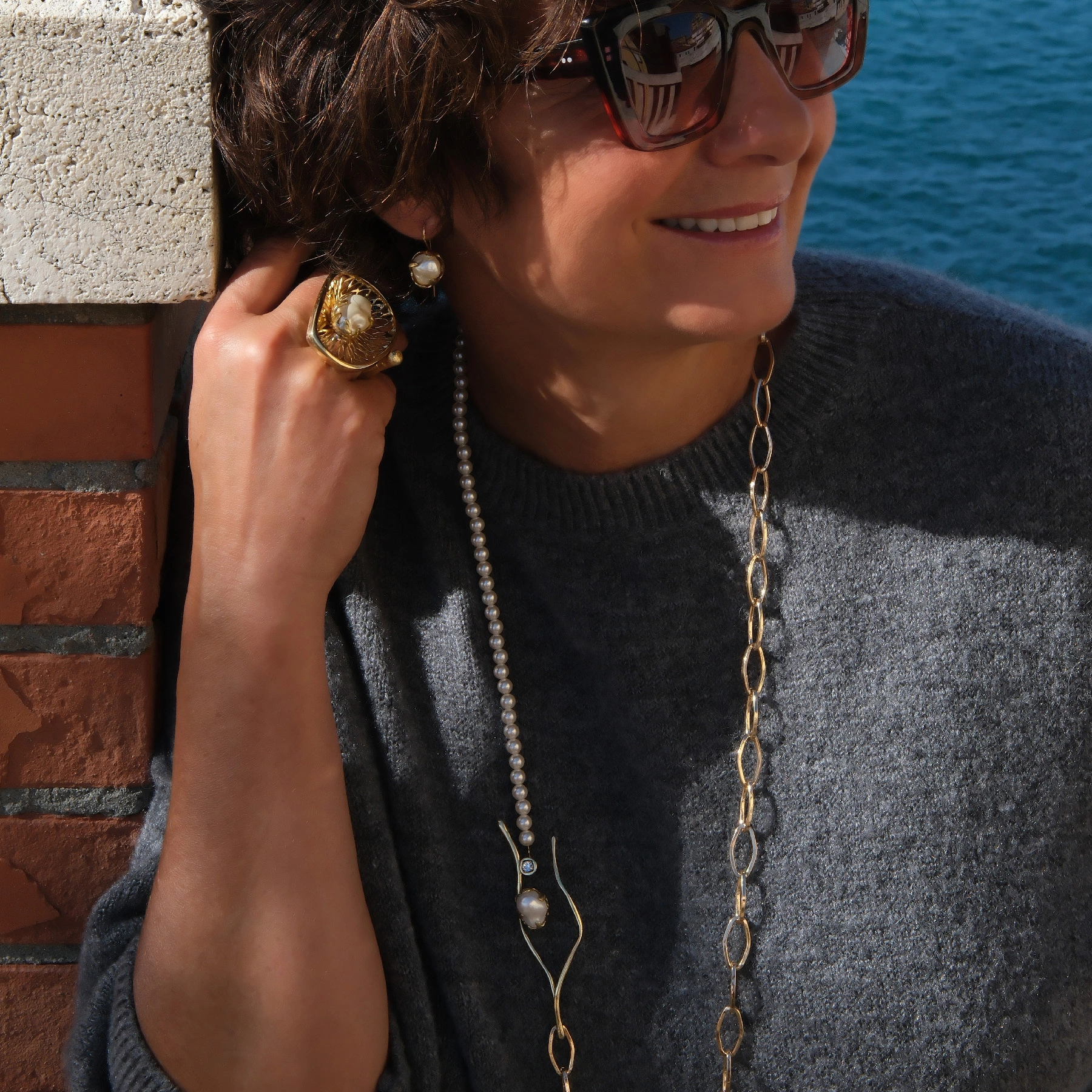 Otwarty złocony pierścień z ażurowym dekorem z perłą. MAM CIĘ