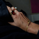 Wiosną soczyście. Pierścionek z oczkiem w bordowym kolorze