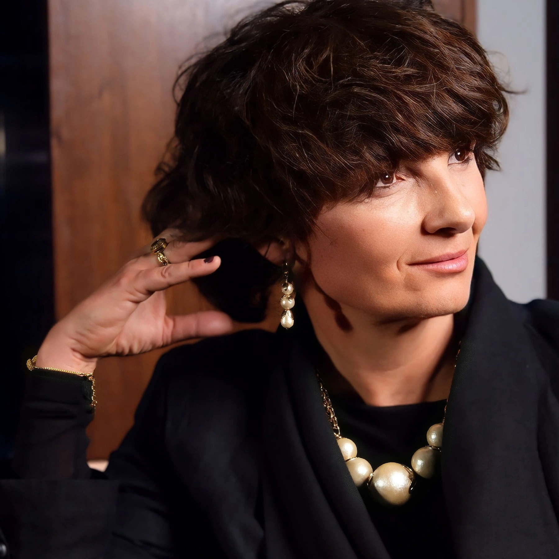 Duży mosiężny pierścionek z jasnym kryształem. LONG ISLAND