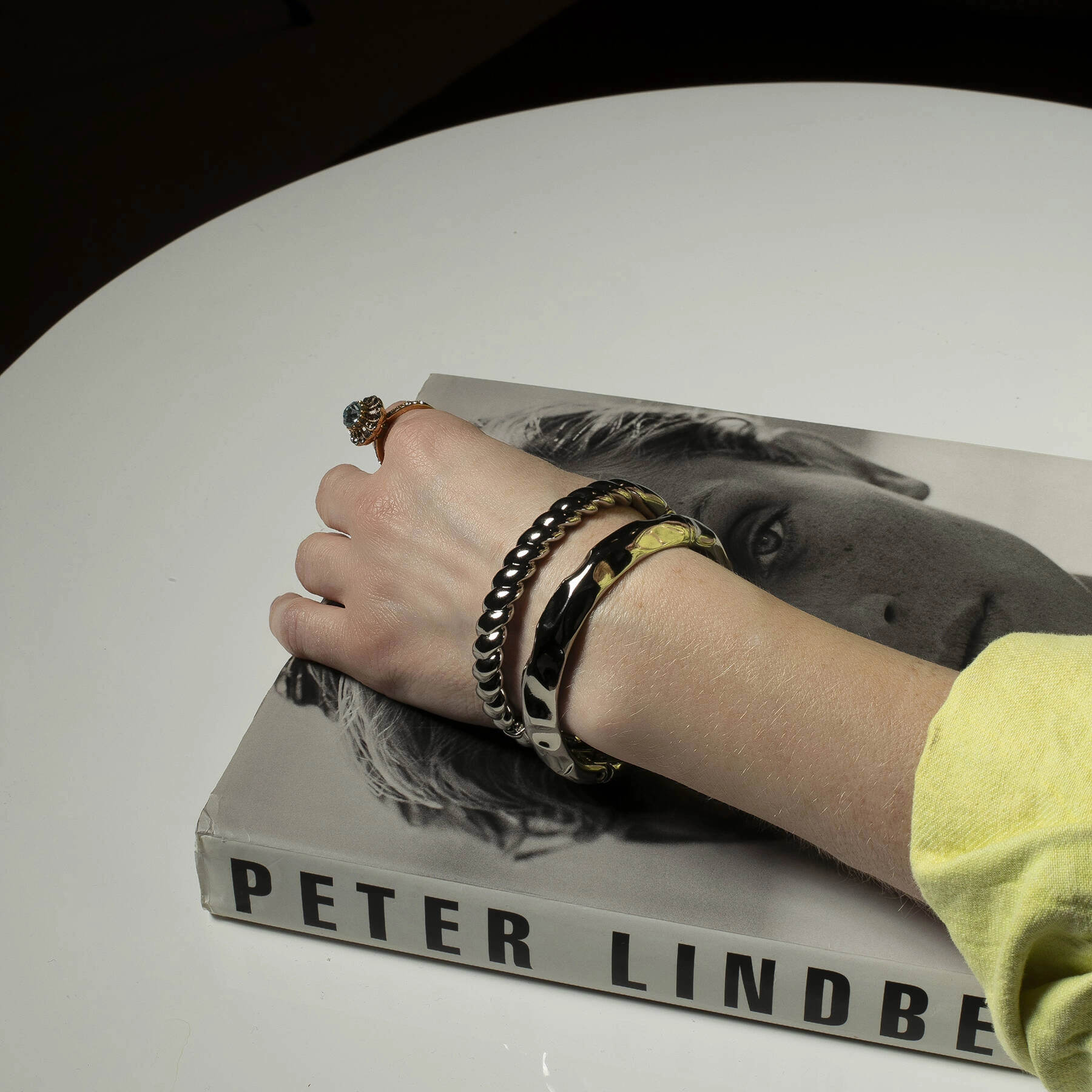 Sztywna srebrzona bransoletka o wytłaczanej powierzchni. SILVER MOON