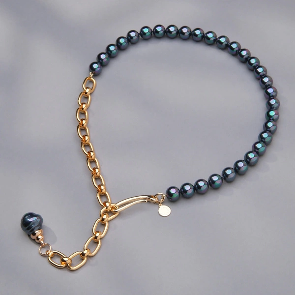 Krótki pozłacany naszyjnik z pereł w zieleni i fiolecie. HISZPAŃSKIE TAŃCE