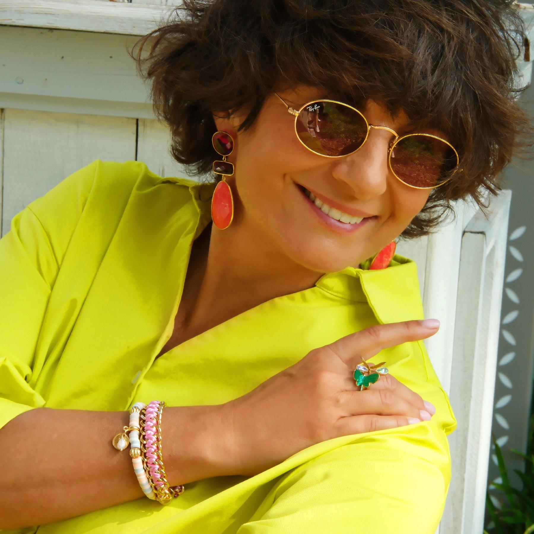 Pozłacane kolczyki z dekorem z żywicy i kryształami. SOCZYSTA PAPAJA