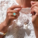 Pozłacany wisiorek z białą głową pantery i cyrkoniami. DZIKIE SPOJRZENIE