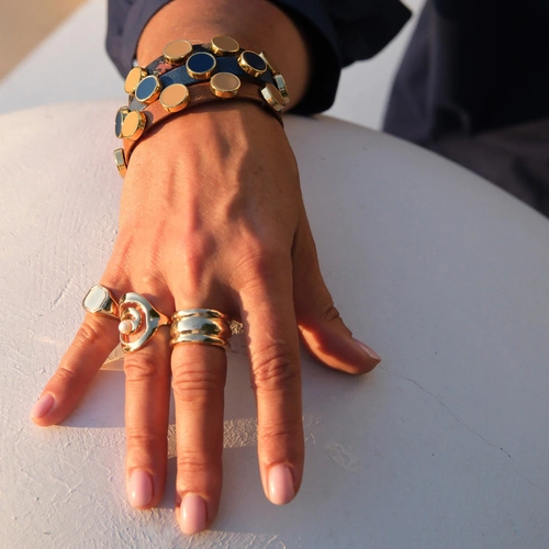 Pozłacany pierścionek w kształcie wiru z małą perłą. SIERRA NEVADA