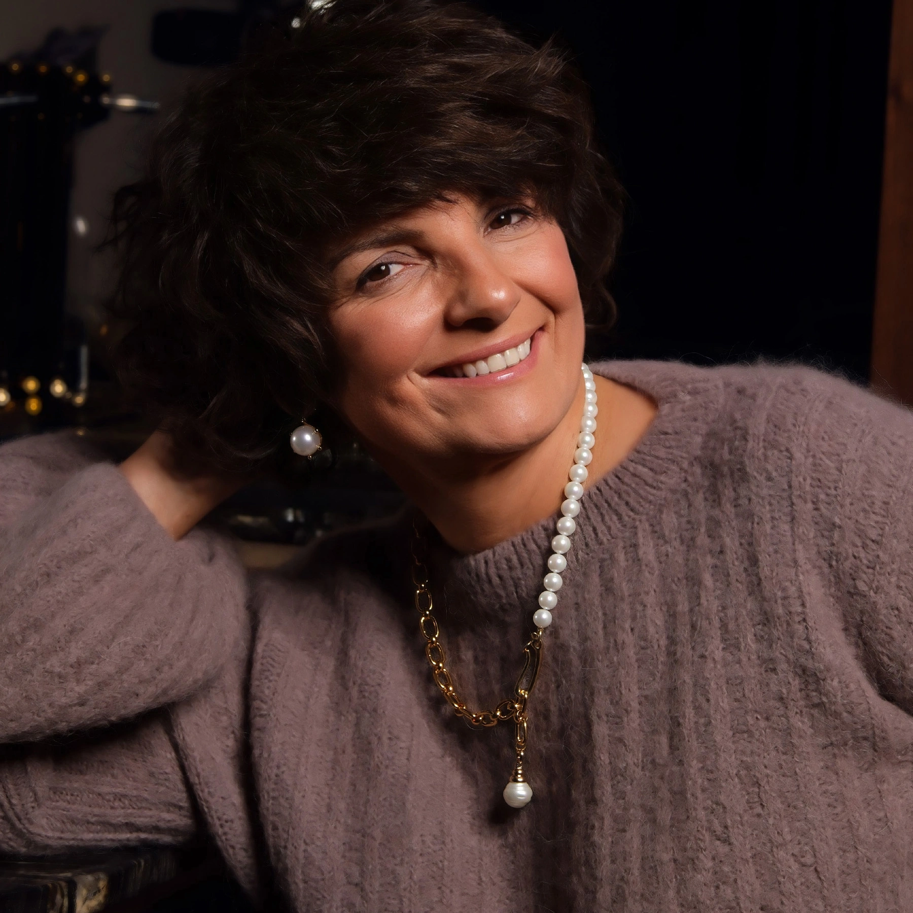 Krótki pozłacany naszyjnik z białych pereł i łańcucha. OGNISTY TEMPERAMENT