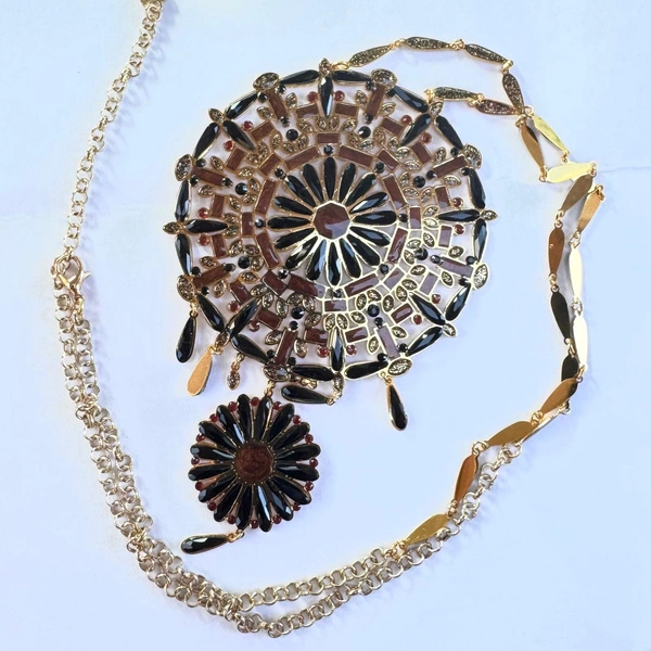 Naszyjnik z rozetą i kwiatem z kryształów i czarnych płatków . WITRAŻE MARZEŃ