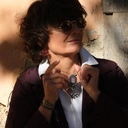 Kolczyki z motywem kwiatów z kryształami w tonie cabernet. LUCE DEL NORD