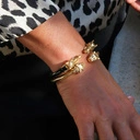 Bransoletka z głowami słoni i emaliowaną obręczą. CAROLINA