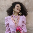 Wiszące kolczyki w formie serc z kwiatami i perłami. FANTAZJA