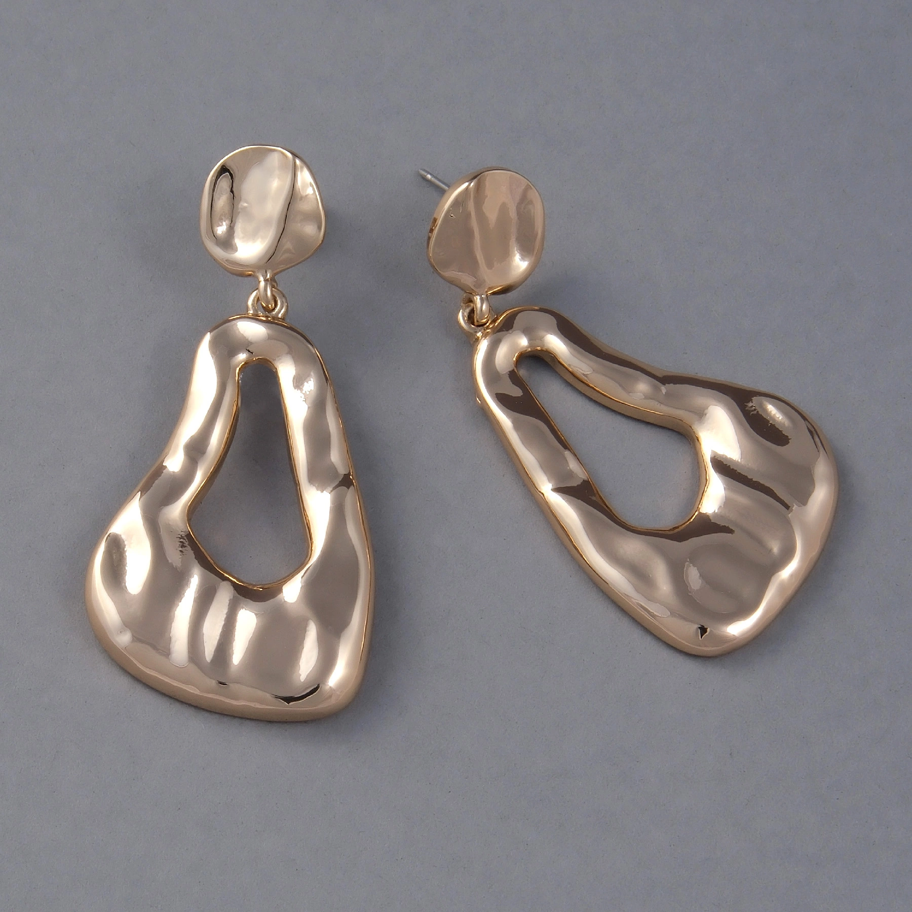 Pozłacane kolczyki wiszące o nieregularnym kształcie. CHANNEL ISLANDS