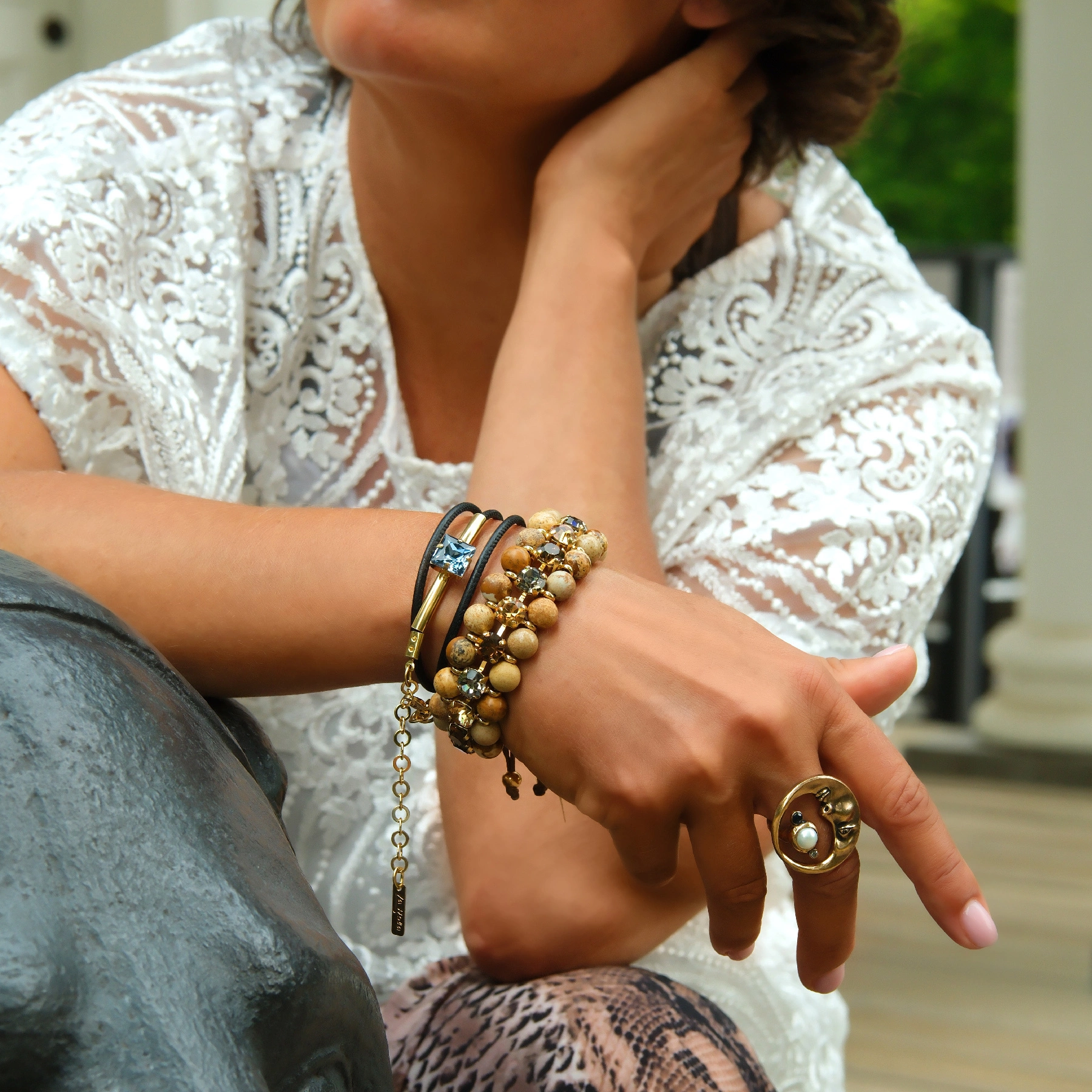 Bransoletka na sznurku z naturalnymi kamieniami. ORZECHOWY PRZYSMAK