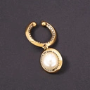 Pozłacana nausznica z perłą w oprawie z kryształków. Z WIZYTĄ U WENUS