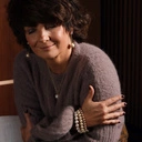 Pozłacane kolczyki z dwiema szklanymi perłami. MIŁOSNE GESTY