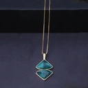 Złocony naszyjnik z zawieszką z trójkątnymi szmaragdami. SYMETRIA NATURY