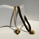 Choker na tasiemce z dużym pozłacanym sercem. PRAGNIESZ MNIE