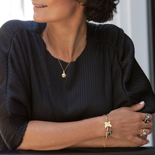 A nad nią lata motylek. Bransoletka na łańcuszku