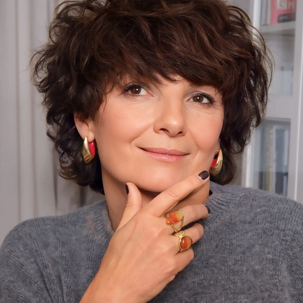 Złocony pierścień z okrągłym czerwonym agatem. CZERWONA PUSTYNIA