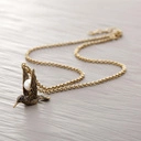 Pozłacany naszyjnik z kolibrem, perłą i szafirami. SYMBOL MAGII