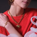 Sztywna złocona bransoletka z dekorem w formie serca. Z WŁASNEJ WOLI