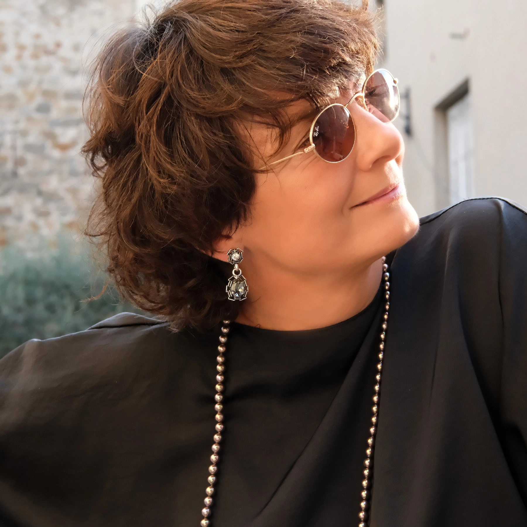 Posrebrzane kolczyki wiszące z szarymi kryształami. KOBIETA ZE STALI