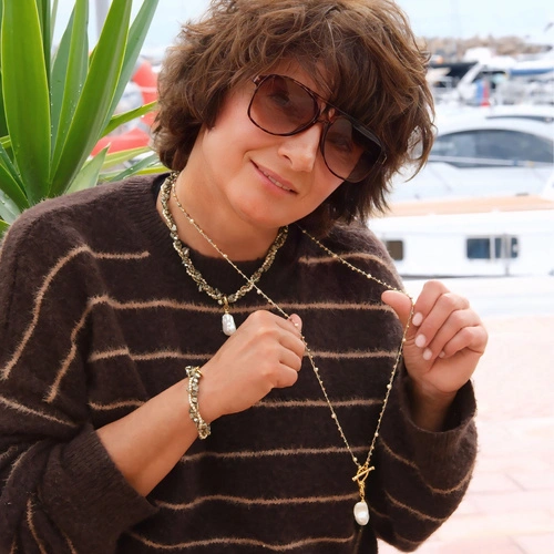 Długi złocony naszyjnik na lince z barokową perłą. SANT PERE PESCADOR