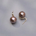 Złocone kolczyki ze szklanymi perłami w kolorze mokka. NIEBIAŃSKIE MARZENIA