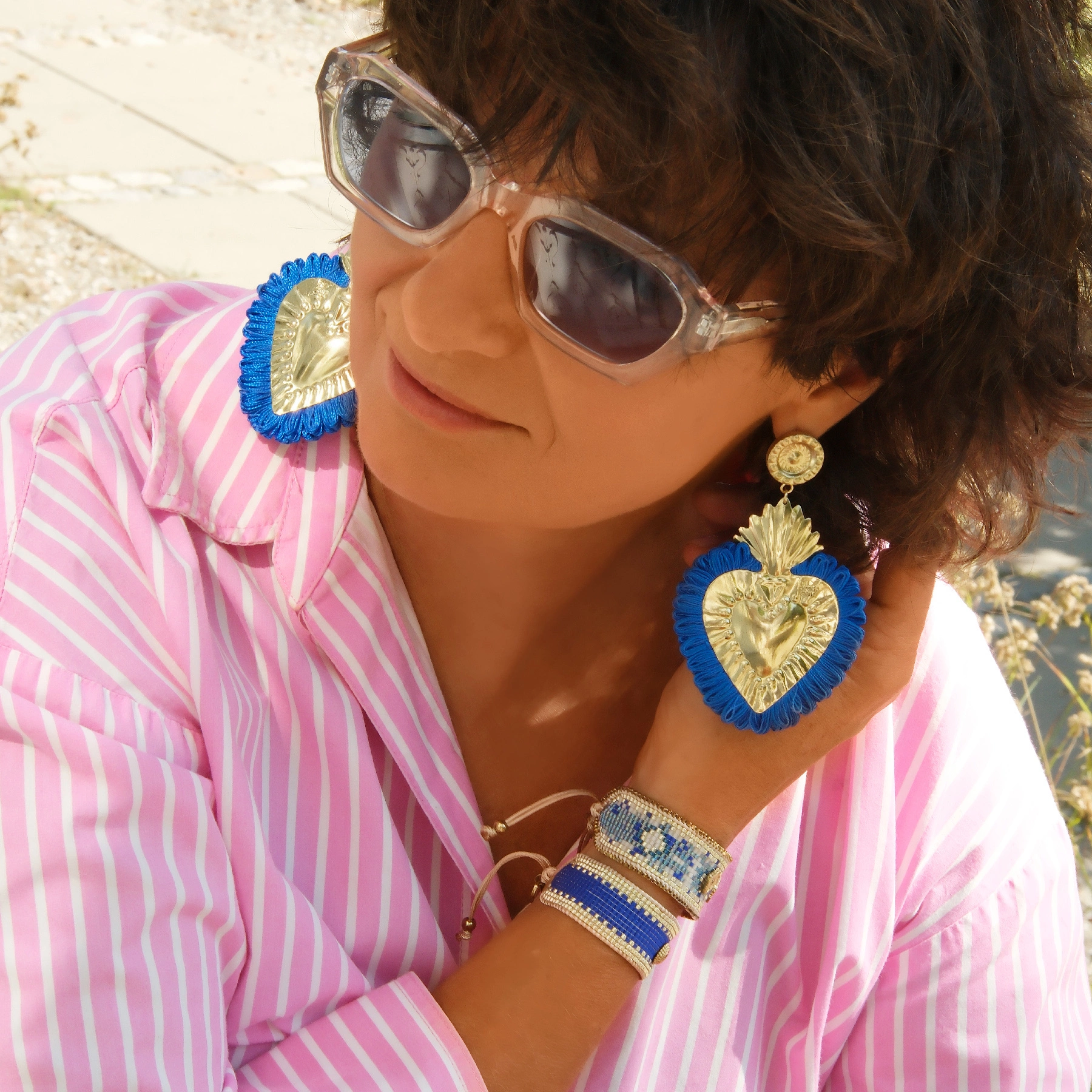 Pozłacane kolczyki serca z błękitnymi frędzelkami. MACALDA DI SCALETTA