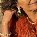 Krótki naszyjnik z dużych pereł w ciepłym odcieniu. W STYLU LAT 20-TYCH