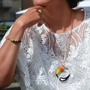 Pozłacany wisior z zawieszką z kolorowym tukanem. GŁOS TROPIKÓW