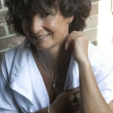 Krótki srebrno-złoty wisiorek z klatką z ptaszkiem. FRASZKA