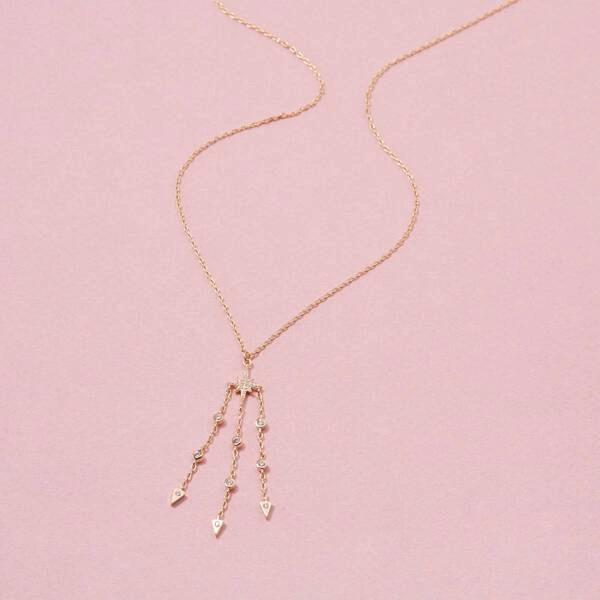 Pozłacany wisiorek z zawieszką trójzębem z cyrkoniami. CODZIENNE RYTUAŁY