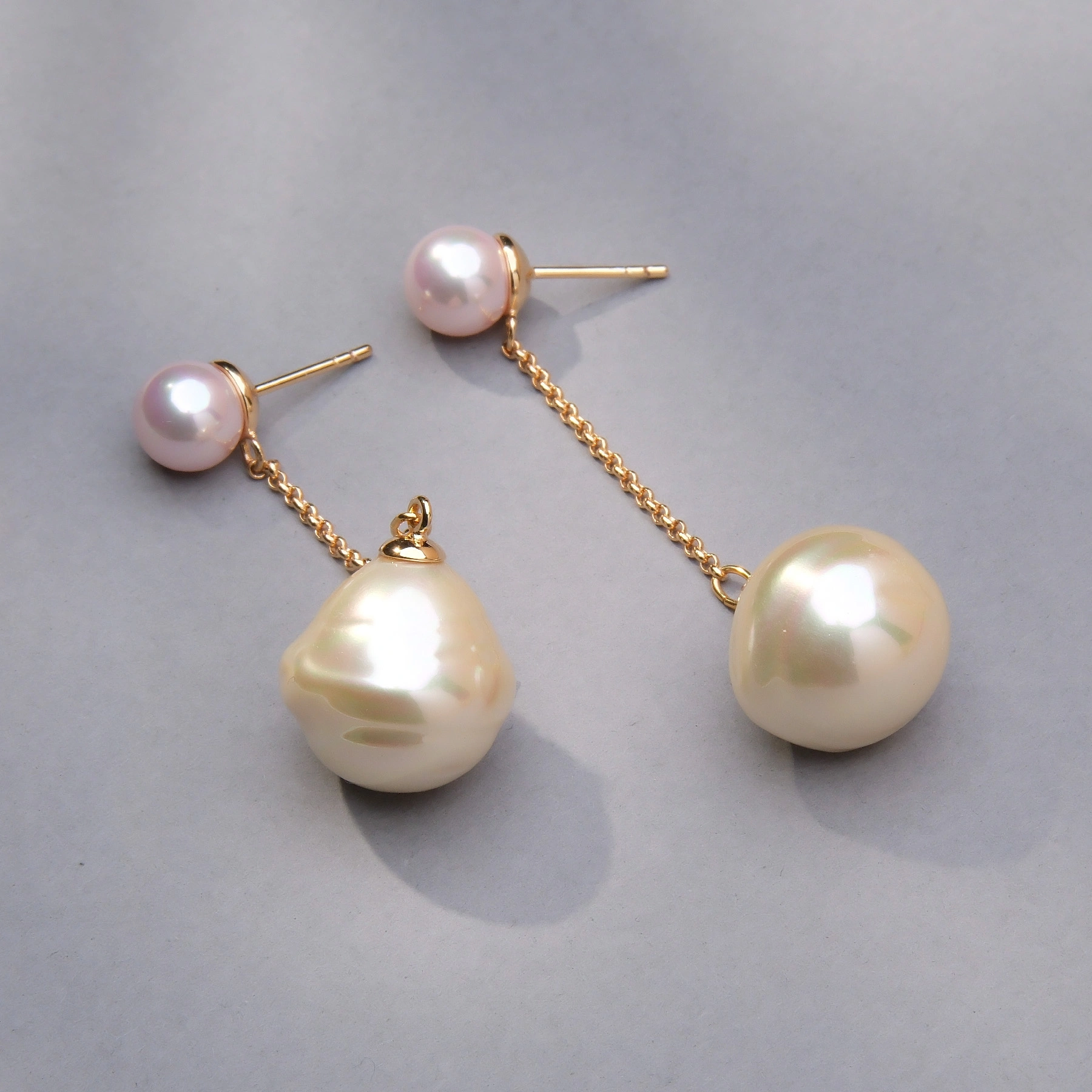 Pozłacane kolczyki z dwiema szklanymi perłami. MIŁOSNE GESTY