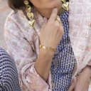 Długie pozłacane kolczyki wiszące z trzema sercami. DO ZAKOCHANIA