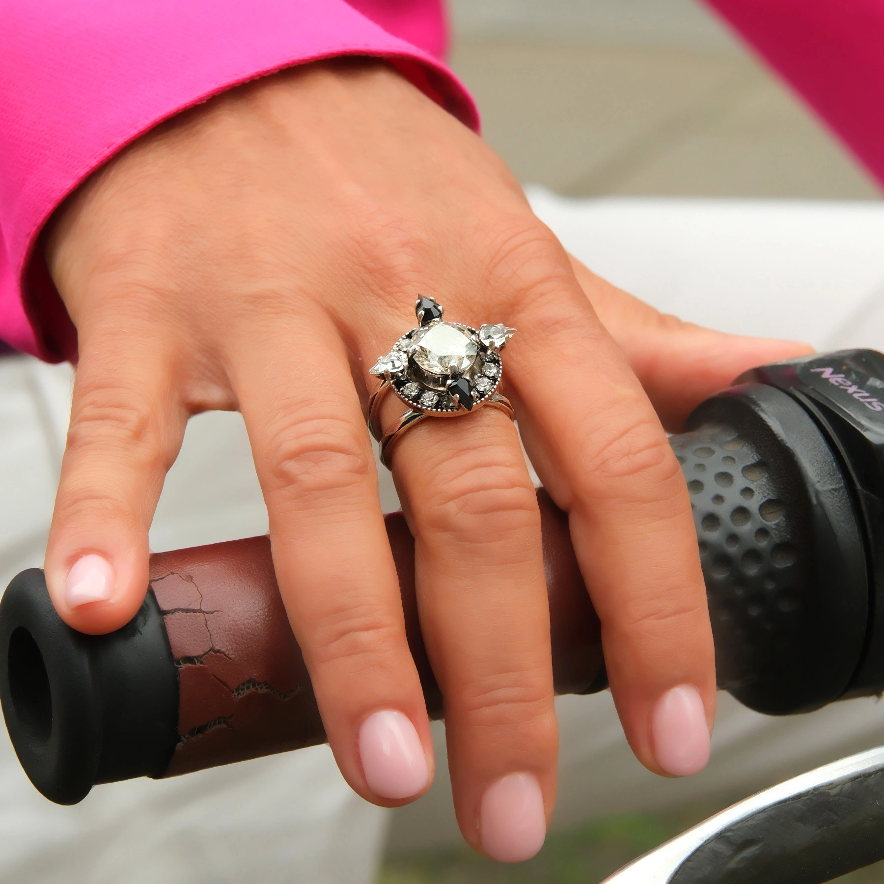 Posrebrzany pierścionek w formie kwiatu z kryształami. GWIEZDNY KWIAT