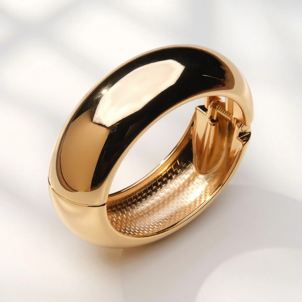 Klasyczna pozłacana bransoletka o obłym kształcie. HIGH CLASS