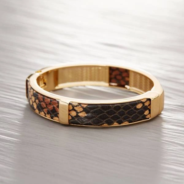 Sztywna złota bransoletka z motywem skóry węża. MAM MOC