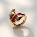 Złocony pierścionek z dekorem z emalii w tonie cabernet. CZERWONA SZMINKA