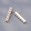 Pozłacane kolczyki ze szklanymi perełkami w bieli. SŁONECZNE WIBRACJE