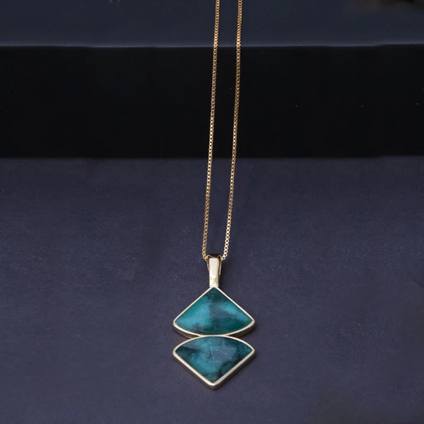 Złocony naszyjnik z zawieszką z trójkątnymi szmaragdami. SYMETRIA NATURY